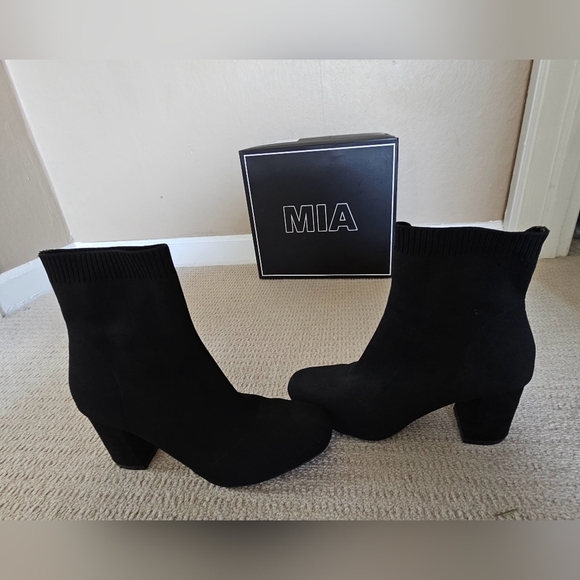 Mia Erika Black Knit Ankle Boots with Block Heel - Picture 10 of 15